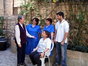 Sr. Trudy mit palästinensische MitarbeiterInnen des Hauses